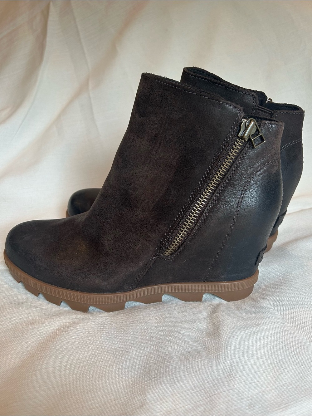 Sorel Joan of Arctic Dark Brown Wedge Ankle Booties with Side Zip. Size 8